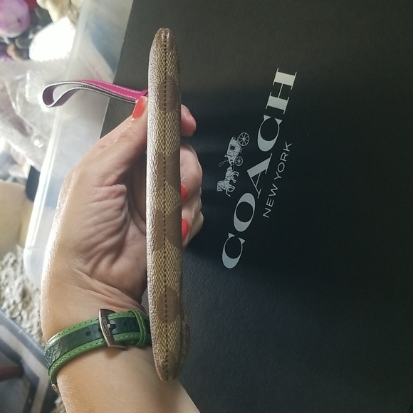 🎄COACH SIGNATURE WRISTLET NWT🎁 - Picture 6 of 17